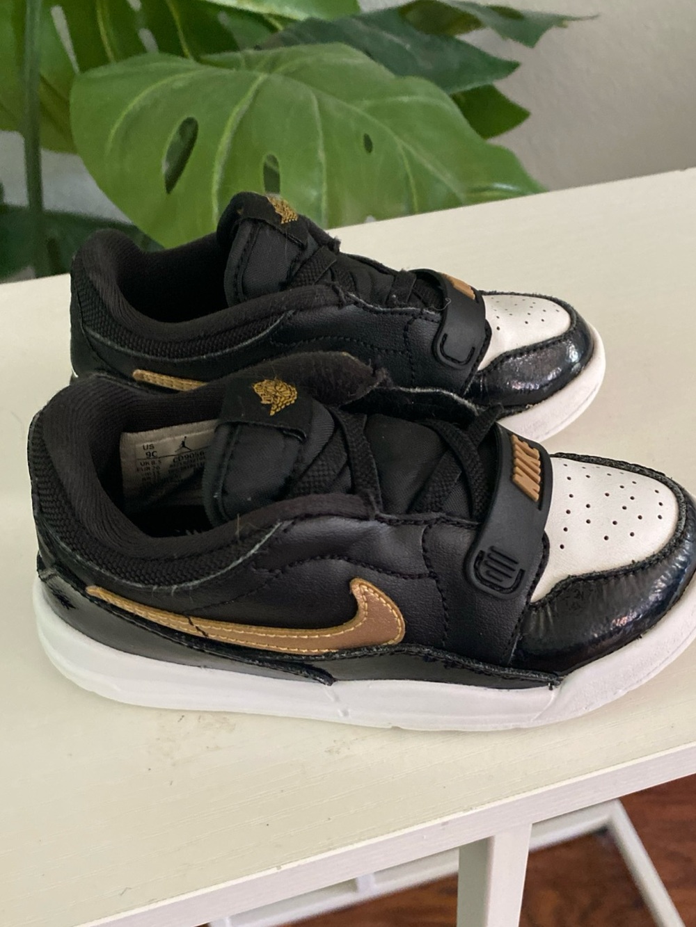 Nike Jordan Legacy 312 Low sneakers in a Black and Metallic Gold size 9 toddler